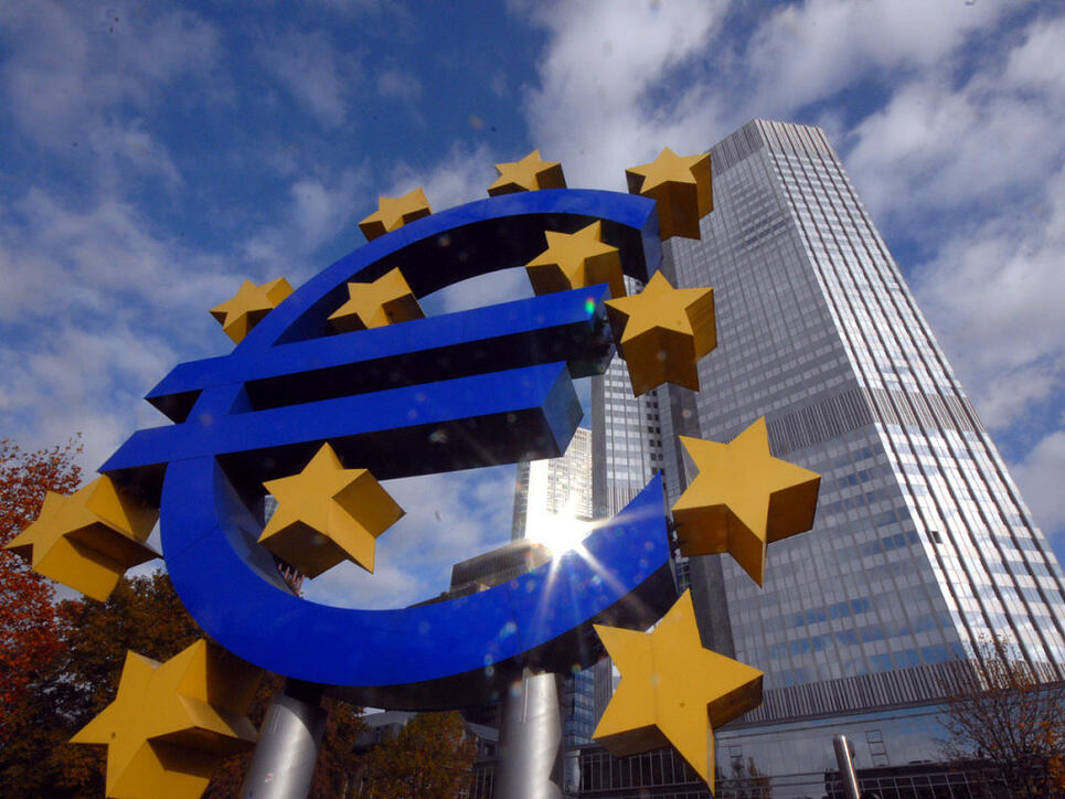 Die Europäische Zentralbank (EZB) lässt ihren Ankündigungen vom Juni Taten folgen und halbiert das Volumen ihrer Anleihenkäufe ab dem kommenden Monat auf 15 Milliarden Euro monatlich. (Themenbild)