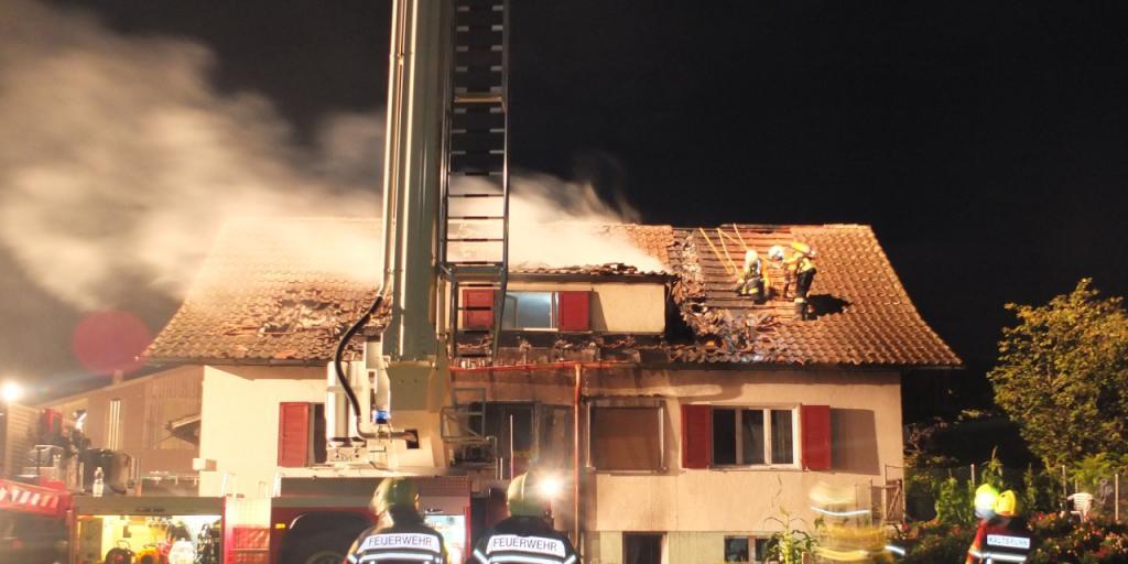 Das Haus in Kaltbrunn, in dem 24 Asylbewerber untergebracht waren, brannte vollständig aus. Verletzt wurde aber niemand.