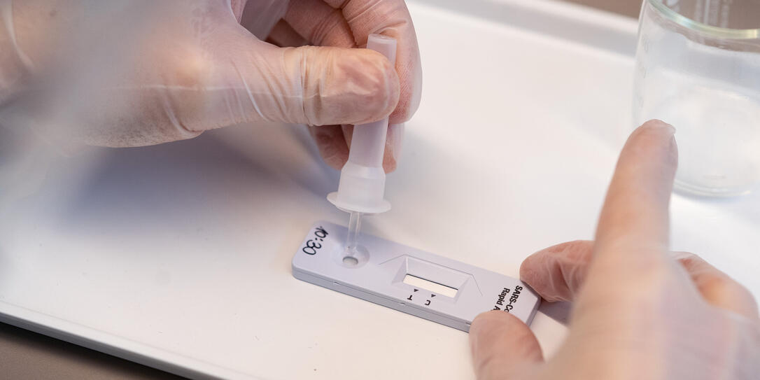 SCHNELLTEST, ANTIGEN-SCHNELLTEST, CORONA-SCHNELLTEST, COVID-19 SCHNELLTEST, TEST, SARS-COV-2 RAPID ANTIGEN TEST,  CORONAVIRUS, VIRUS, COVID-19, COVID 19, SARS-COV-2, NCOV-2019, 2019-N-COV, APOTHEKERIN,   NASEN-RACHEN-ABSTRICH,  FACHPERSONAL,