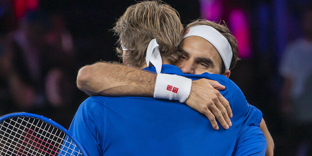 Roger Federer umarmt Alexander Zverev nach dem Sieg zum Abschluss des ersten Tages am Laver Cup in Genf