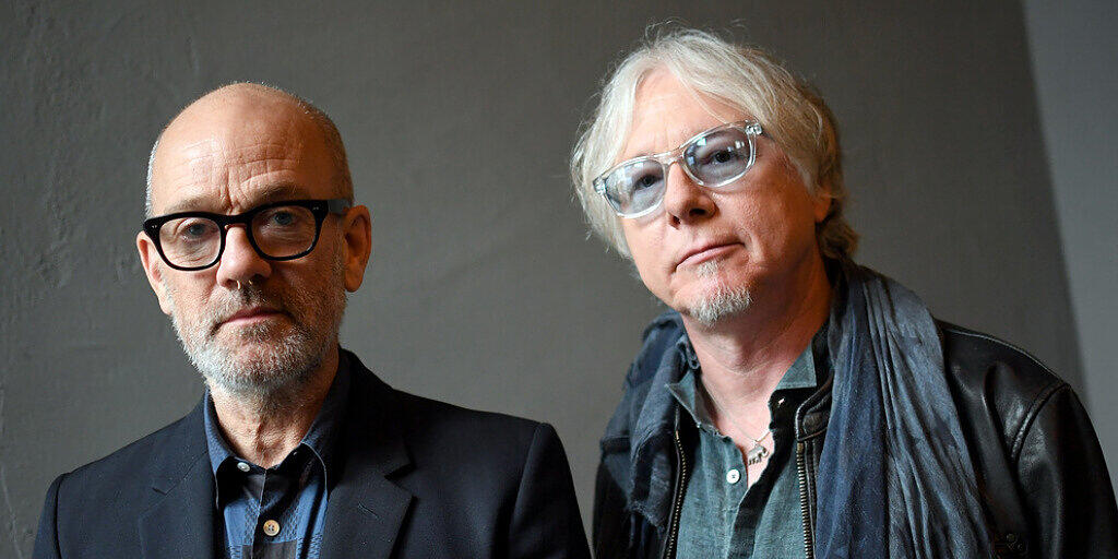 Erinnerungen an eine gute Zeit: Die ehemaligen R.E.M.-Bandkollegen Michael Stipe (links) und Mike Mills freuen sich auf die Jubiläums-Neuauflage ihres 1994er Albums "Monster".