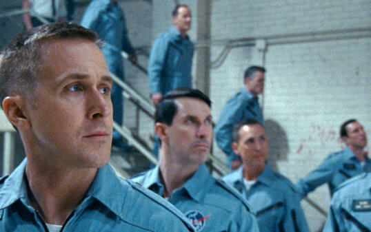Ryan Gosling (links) startet am 75. Filmfest Venedig in Richtung Mond: Der Film "First Man", in dem der Kanadier den Astronauten Neil Armstrong spielt, wird am (heutigen) Mittwochabend als Eröffnungsfilm gezeigt. (Universal Pictures via AP)