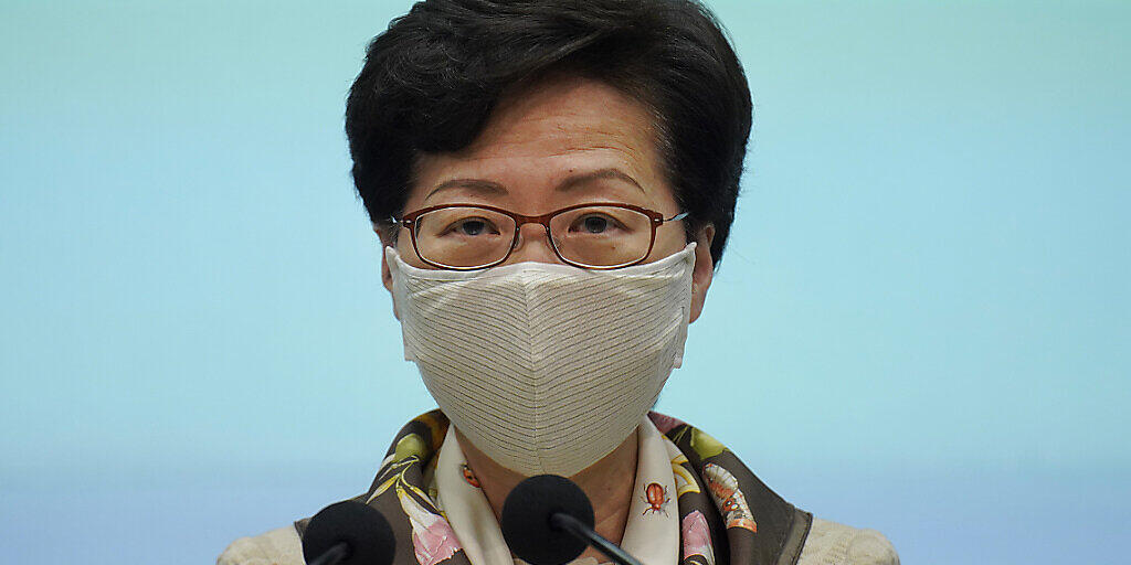 Carrie Lam, Regierungschefin von Hongkong, während einer Pressekonferenz. Erstmals seit drei Jahrzehnten darf in Hongkong nicht der Opfer der blutigen Niederschlagung der Demokratiebewegung am 4. Juni 1989 in China gedacht werden. Foto: Vincent Yu/AP/dpa Carrie Lam, Regierungschefin von Hongkong, während einer Pressekonferenz. Erstmals seit drei Jahrzehnten darf in Hongkong nicht der Opfer der blutigen Niederschlagung der Demokratiebewegung am 4. Juni 1989 in China gedacht werden. Foto: Vincent Yu/AP/dpa