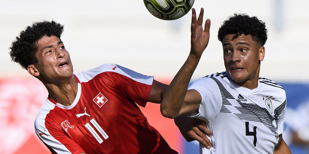 Salah Aziz Binous (links), hier im Tenü des Schweizer U20-Nationalteams