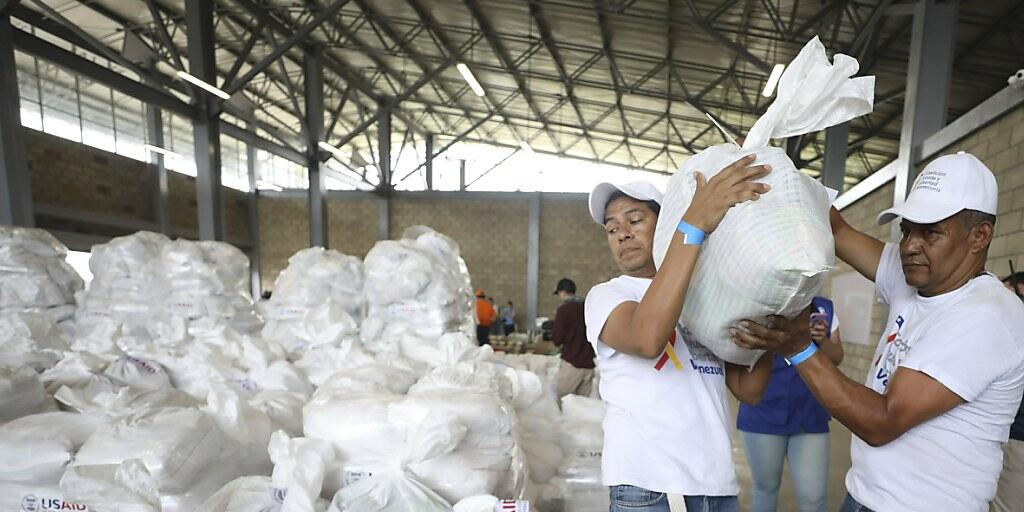 Hilfsgüter in einer Lagerhalle in der Nähe der Grenzstadt Cúcuta in Kolumbien. Nach Venezuela gebracht werden können sie nicht.