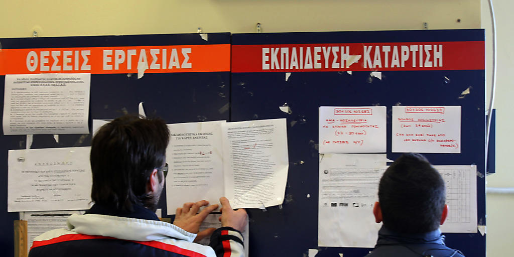 Zwei Männer gehen die Stellenanzeigen in einem griechischen Arbeitslosenbüro durch. Zwar verharrt die Arbeitslosenquote in der Eurozone mit 10,1 Prozent auf dem niedrigsten Niveau seit Juli 2011. In Griechenland ist allerdings weiterhin jeder Vierte ohne Job.