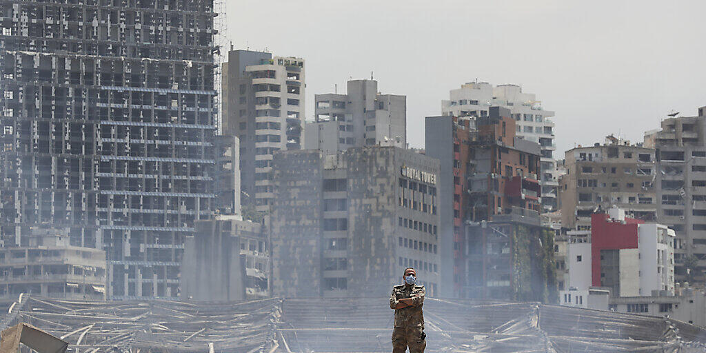Ein Soldat steht am Ort der Verwüstung nach der verheerenden Explosion am Dienstag auf dem Hafengelände der libanesischen Hauptstadt Beirut. (Archivbild) Ein Soldat steht am Ort der Verwüstung nach der verheerenden Explosion am Dienstag auf dem Hafengelände der libanesischen Hauptstadt Beirut. (Archivbild)