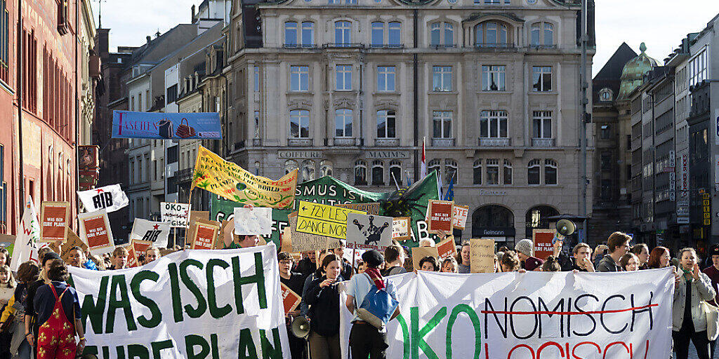 Rund 600 Menschen demonstrierten am Sonntag in Basel für eine nachhaltig klimafreundliche Politik.