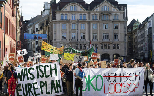 Rund 600 Menschen demonstrierten am Sonntag in Basel für eine nachhaltig klimafreundliche Politik.