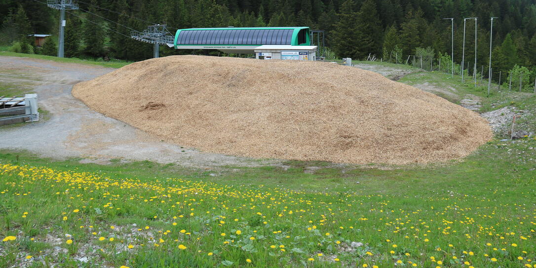 Wer würde denken, dass sich unter diesem gigantischen Holzschnitzelhaufen ein Schneedepot befindet?