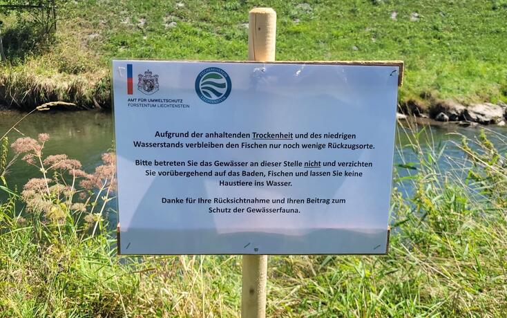 Die Tafeln des Amtes f&uuml;r Umweltschutz weisen darauf hin, dass man hier nicht ins Wasser steigen sollte.	Bild: Daniel Schwendener