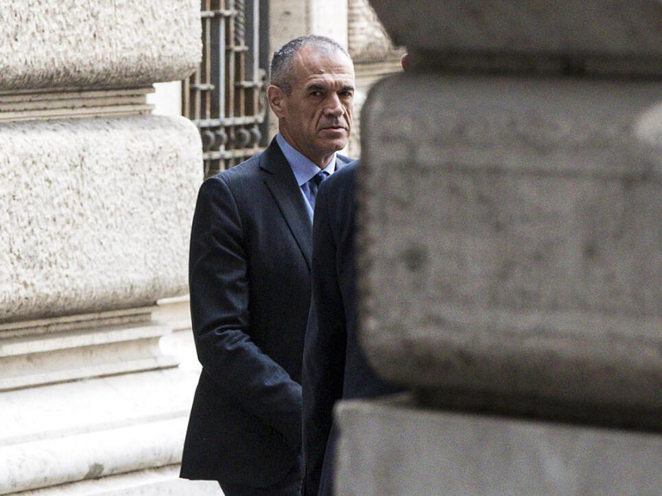 Kein Ende der Krise in Italien: Während sich die Bildung einer Übergangsregierung unter Finanzfachmann Carlo Cottarelli hinzieht, setzte sich die Talfahrt an den Finanzmärkten fort.