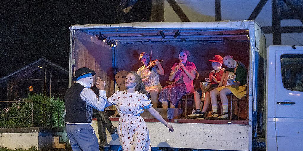 Ein Spielmann mit Maske tanzt mit Vreneli - die Musikanten fahren auf dem Ballenberg ganz modern per Lieferwagen auf. Ein Spielmann mit Maske tanzt mit Vreneli - die Musikanten fahren auf dem Ballenberg ganz modern per Lieferwagen auf.