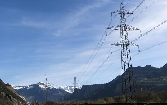 STROMLEITUNG, STROMMAST, HOCHSPANNUNGSLEITUNG, WINDKRAFTANLAGE, WINDKRAFTWERK, WINDRAD, WINDKRAFT, WINDENERGIE, ELEKTRIZITAET,