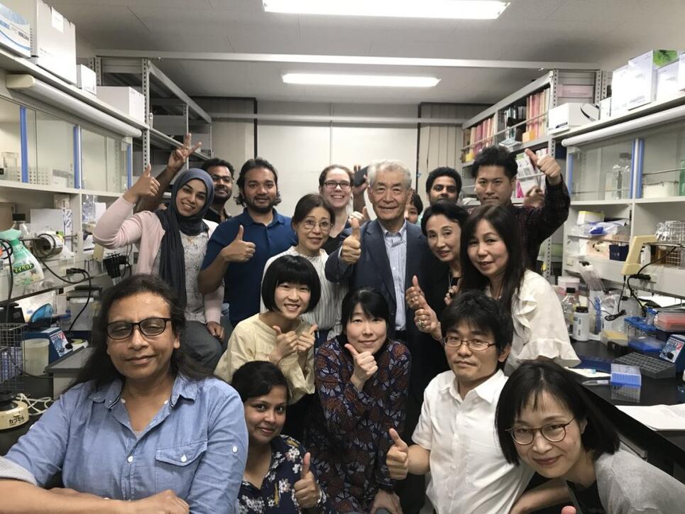 Tasuku Honjo freut sich umringt von seiner Forschungsgruppe an der Universität Kyoto.