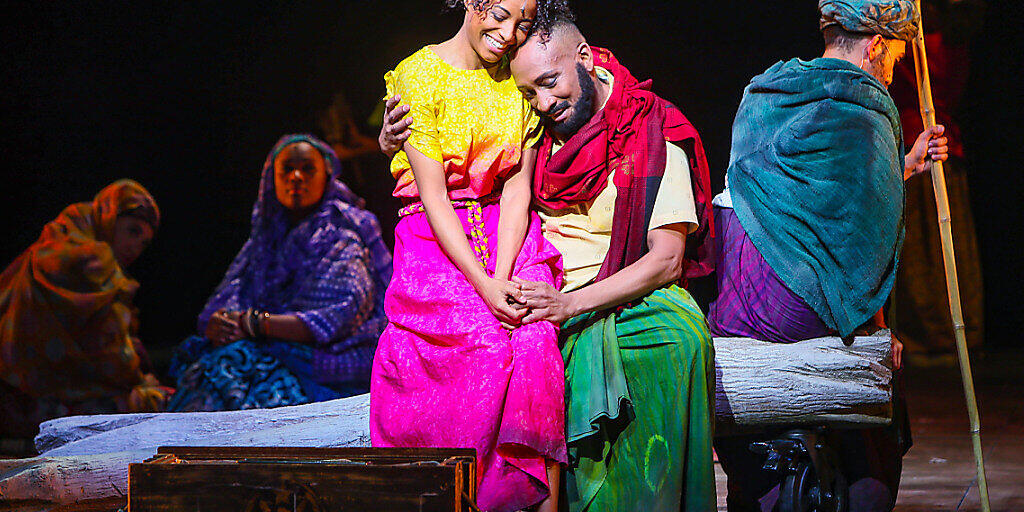 Musical-Darstellerin Naomi Simmonds (links) in der Rolle der jungen Waris Dirie. Das Theater St. Gallen bringt Diries Leben als Musical "W&uuml;stenblume" auf die B&uuml;hne. Urauff&uuml;hrung war am Samstag, 22. Februar.