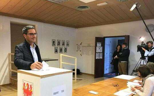Die regierende Südtiroler Volkspartei (SVP) um ihren Spitzenkandidaten und Landeshauptmann Arno Kompatscher hat bei der Landtagswahl am Sonntag in Südtirol einige Stimmenverluste hinnehmen müssen.