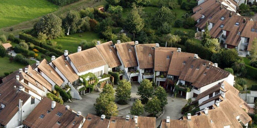 Schweizer mögen Wohneigentum: Mehr als ein Drittel aller Haushalte liegt in den eigenen vier Wänden, die Hälfte davon in einem Einfamilienhaus - und wenn es auch nur ein kleines ist wie hier in Benglen bei Zürich. (Symbolbild)