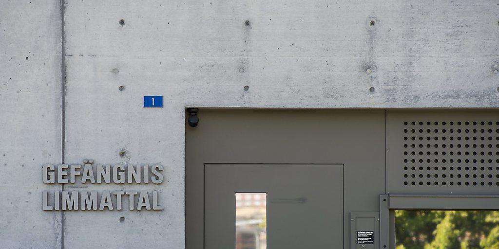 Eine Aufseherin flüchtete mit einem syrischem Vergewaltiger aus dem Gefängnis Limmattal in Dietikon ZH. (Archivbild) Eine Aufseherin flüchtete mit einem syrischem Vergewaltiger aus dem Gefängnis Limmattal in Dietikon ZH. (Archivbild)