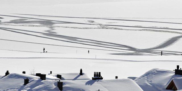 Der schneebedeckte Silvaplanersee im Oberengadin (Symbolbild)