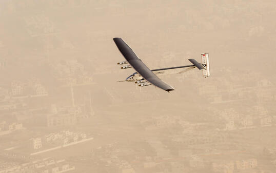 In ein paar Stunden ist die Erdumrundung voraussichtlich geschafft und die Solar Impulse wird wieder fliegen, wo sie im März 2015 nach dem Aufbruch flog: über Abu Dhabi (Archivbild)