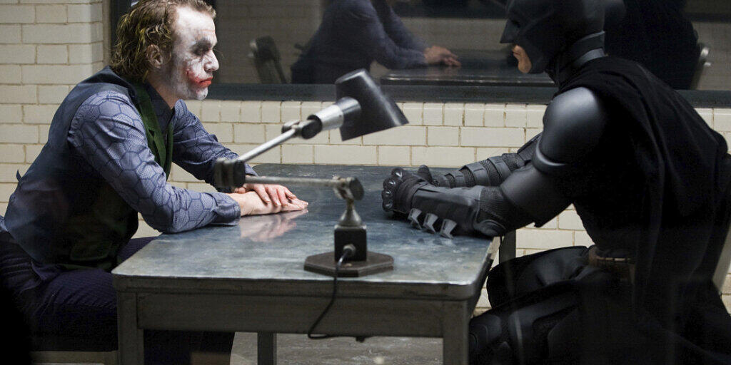 HANDOUT - Heath Ledger (l)  und Christian Bale in einer Szene aus dem Film "The Dark Knight" von 2008. Foto: Uncredited/Warner Bros./Library of Congress/dpa - ACHTUNG: Nur zur redaktionellen Verwendung im vollen Format und im Zusammenhang mit der aktuellen Berichterstattung sowie nur mit vollständiger Nennung des vorstehenden Credits