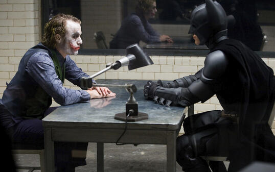 HANDOUT - Heath Ledger (l)  und Christian Bale in einer Szene aus dem Film "The Dark Knight" von 2008. Foto: Uncredited/Warner Bros./Library of Congress/dpa - ACHTUNG: Nur zur redaktionellen Verwendung im vollen Format und im Zusammenhang mit der aktuellen Berichterstattung sowie nur mit vollständiger Nennung des vorstehenden Credits