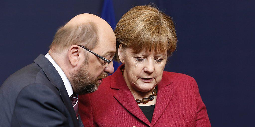Martin Schulz und Angela Merkel bei einem EU-Treffen Ende Januar: Der ehemalige EU-Parlamentspräsident setzt der Popularität der Kanzlerin in Umfragen zu. (Archivbild)