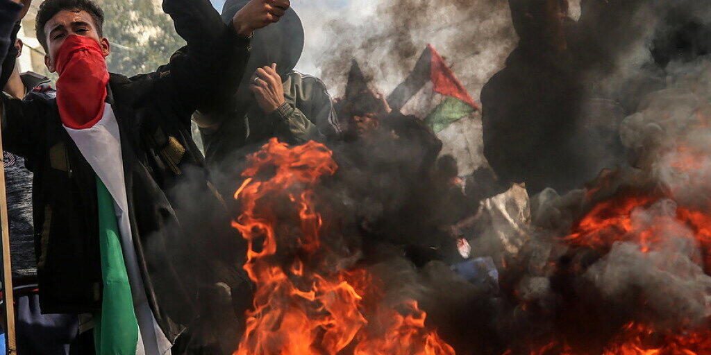 Palästinensische Demonstranten verbrannten am Dienstag Reifen, US-Flaggen und Bilder von US-Präsident Trump.