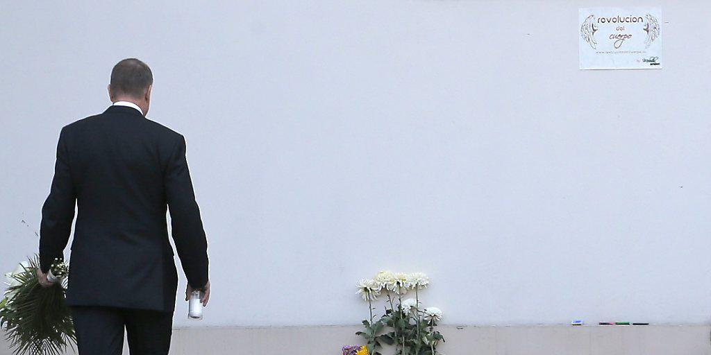 Der rumänische Präsident Klaus Iohannis legt Blumen für die Opfer der Brandkatastrophe in einem Bukarester Nachtclub nieder. 27 Menschen kamen bei dem Unglück ums Leben.