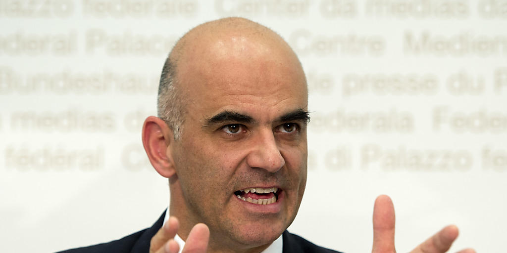 Mahnt zur Geduld: Bundesrat Alain Berset erläutert vor den Medien die Krankenkassenprämien für 20016. Mahnt zur Geduld: Bundesrat Alain Berset erläutert vor den Medien die Krankenkassenprämien für 20016.