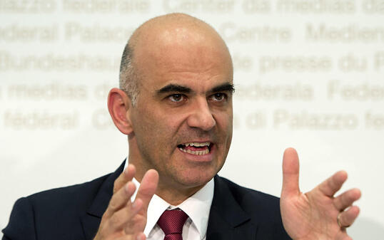 Mahnt zur Geduld: Bundesrat Alain Berset erläutert vor den Medien die Krankenkassenprämien für 20016.