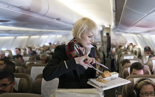 Die Swiss kürzt beim Essen für die Passagiere (Archivbild).