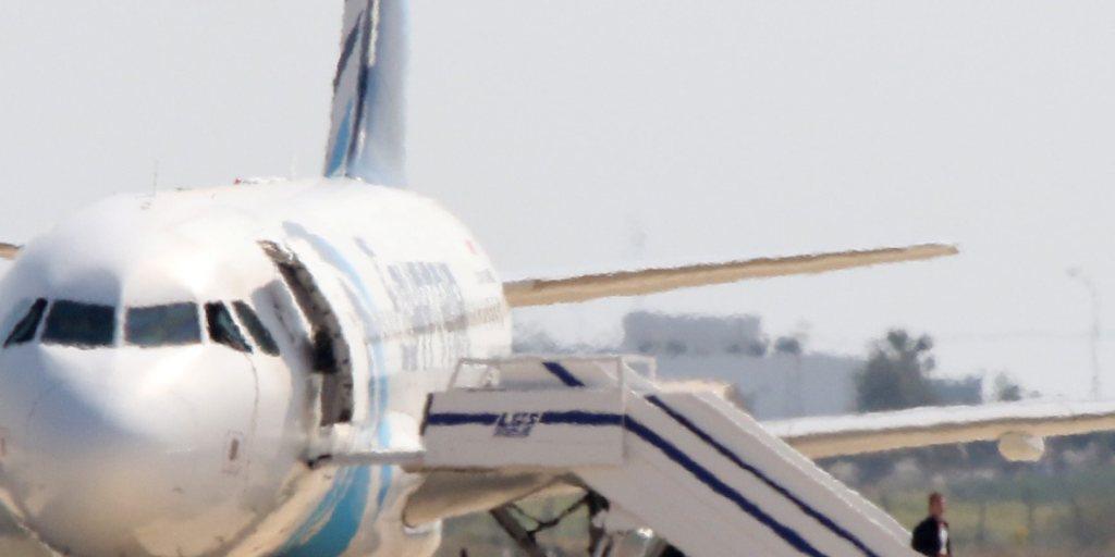 Nach mehreren Stunden Ungewissheit auf dem Flughafen von Larnaka verlässt der mutmassliche Entführer die Egyptair-Maschine freiwillig, um sich zu ergeben. Um den Bauch trug er offenbar eine Bombenattrappe.