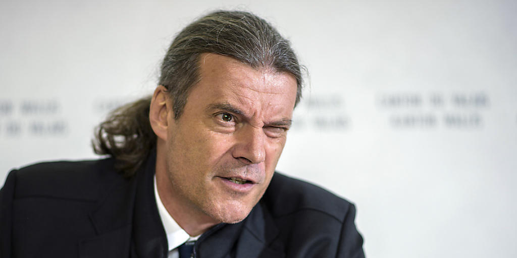 Der Walliser Staatsrat Oskar Freysinger (SVP) darf zwei Hüte tragen und Vizepräsident der SVP Schweiz bleiben. Das hat das Kantonsparlament entschieden. (Archivbild)