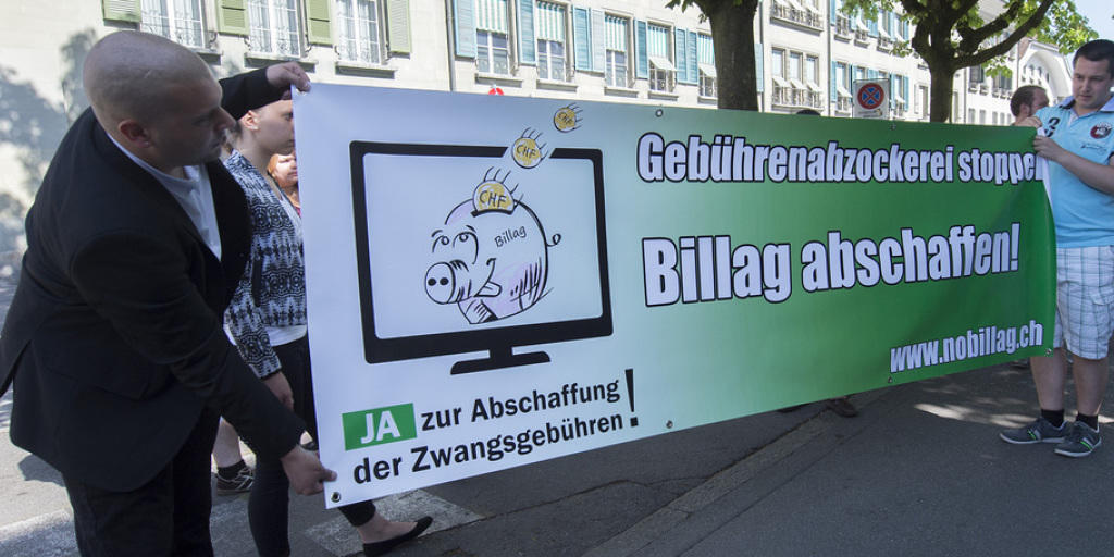 Die Vertreter der Jungen SVP und der Jungfreisinnigen wollen mit ihrer Initiative die Billag-Gebühren abschaffen (Archivbild).