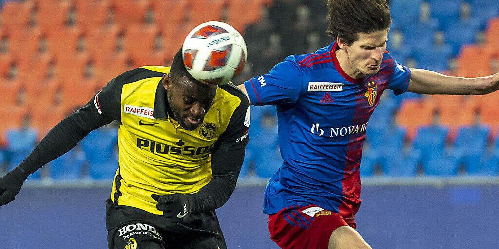 YBs Goalgetter Jean-Pierre Nsame (links) setzt sich mit einem Kopfball gegen Basels Innenverteidiger Timm Klose durch