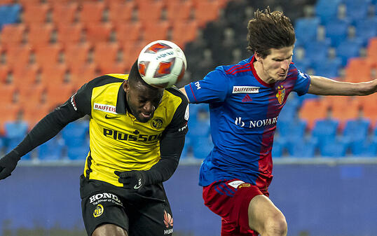 YBs Goalgetter Jean-Pierre Nsame (links) setzt sich mit einem Kopfball gegen Basels Innenverteidiger Timm Klose durch