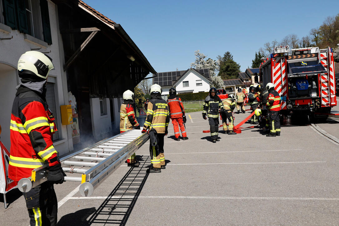 Schluss&uuml;bung beim Kurs f&uuml;r neue Feuerwehrleute beim "Restaurant L&ouml;wen&raquo; in Gamprin-Bendern.