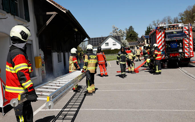 Schluss&uuml;bung beim Kurs f&uuml;r neue Feuerwehrleute beim "Restaurant L&ouml;wen&raquo; in Gamprin-Bendern.
