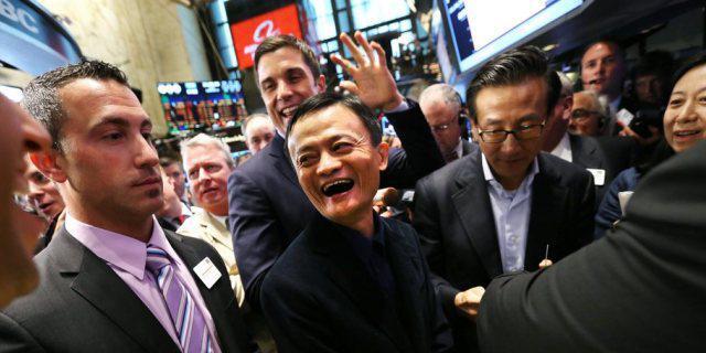 Hat allen Grund zum Lachen: Alibaba-Gründer Jack Ma (Mitte) Hat allen Grund zum Lachen: Alibaba-Gründer Jack Ma (Mitte)