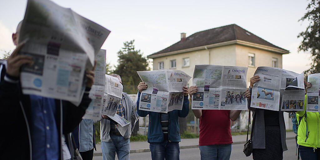 Angestellte der Firma Presto bei einer Protestaktion. Sie und andere Angestellte im Postmarkt erhalten künftig mindestens 18.27 Franken in der Stunde. Die Gewerkschaften hatten einen höheren Mindestlohn gefordert. (Archiv)