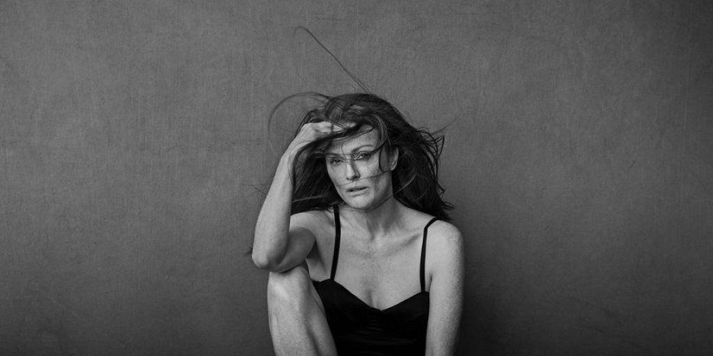 Julianne Moore, fotografiert von Peter Lindbergh für den Pirelli-Kalender 2017. Julianne Moore, fotografiert von Peter Lindbergh für den Pirelli-Kalender 2017.