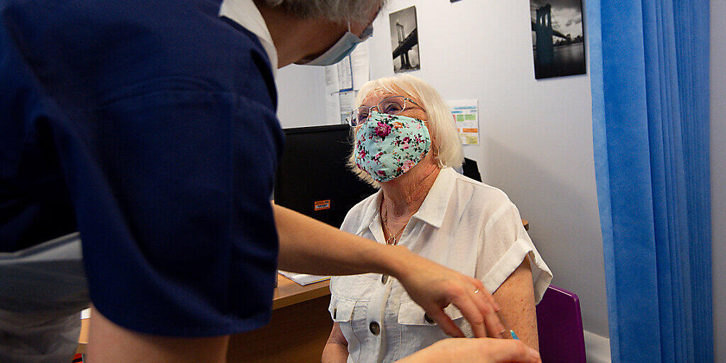 Die 84-jährige Maureen Hughes erhält den Pfizer/Biontech-Impfstoff in der Feldon Lane Surgery. Foto: Jacob King/PA Wire/dpa Die 84-jährige Maureen Hughes erhält den Pfizer/Biontech-Impfstoff in der Feldon Lane Surgery. Foto: Jacob King/PA Wire/dpa