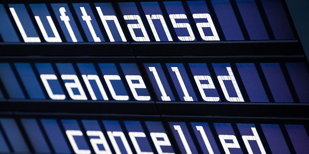 Der für morgen geplante Streik der Flugbegleiter bei der Lufthansa kann stattfinden. Das Arbeitsgericht Frankfurt hat einen Eilantrag des Unternehmens gegen den Arbeitskampf der Gewerkschaft Ufo abgelehnt. (Archiv)