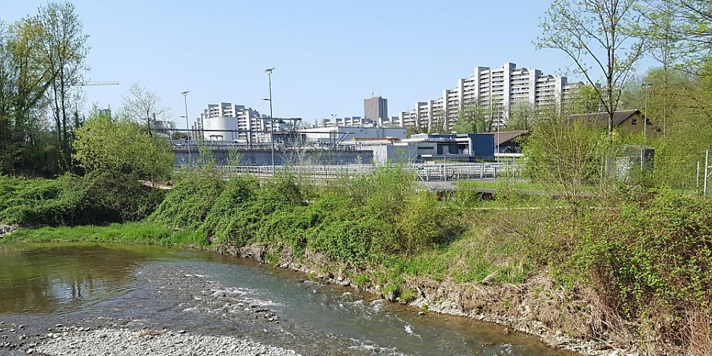 Schutz für das Laichgebiet der Fischart Nase an der Suhre am Rande des Industriequartiers mit Abwasserkläranlage in Aarau. Es ist verboten, den Bach und dessen Ufer zu betreten.