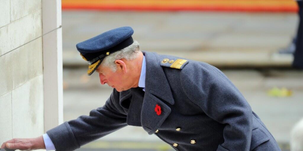 Der britische Thronfolger Prinz Charles legt einen Kranz am Denkmal für die gefallenen Soldaten nieder.