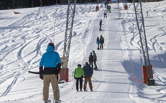 Neu gilt eine Maskenpflicht auch für den Skilift. (Archivbild)