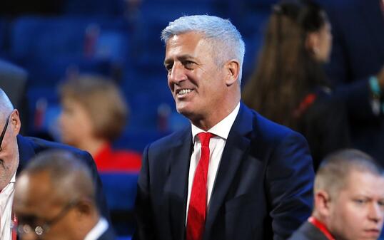 Der Schweizer Trainer Vladimir Petkovic geniesst die Auslosung in Moskau