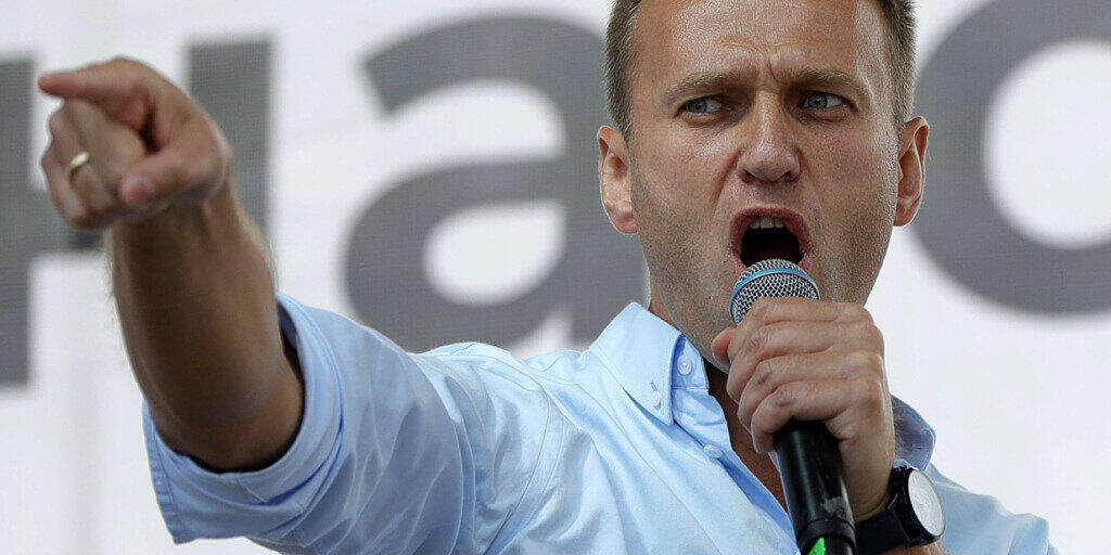 ARCHIV - Alexej Nawalny, Oppositionsführer aus Russland, spricht bei einer Protestaktion. (Zu dpa "Recherchen: Acht Agenten sollen hinter Anschlag auf Nawalny stecke") Foto: Pavel Golovkin/AP/dpa